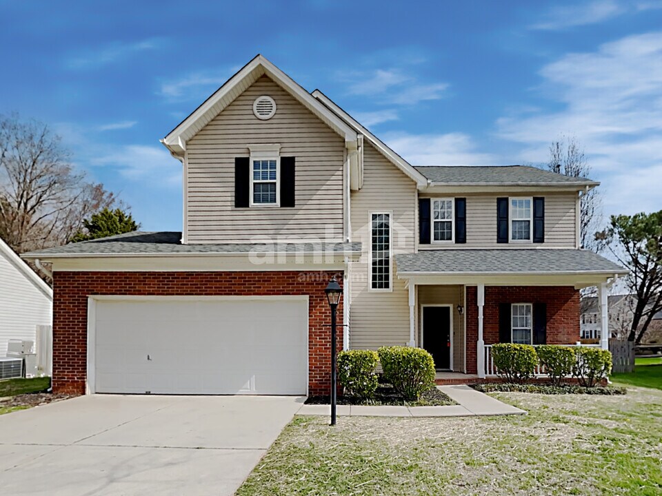 3806 Glen Lyon Dr in Matthews, NC - Building Photo