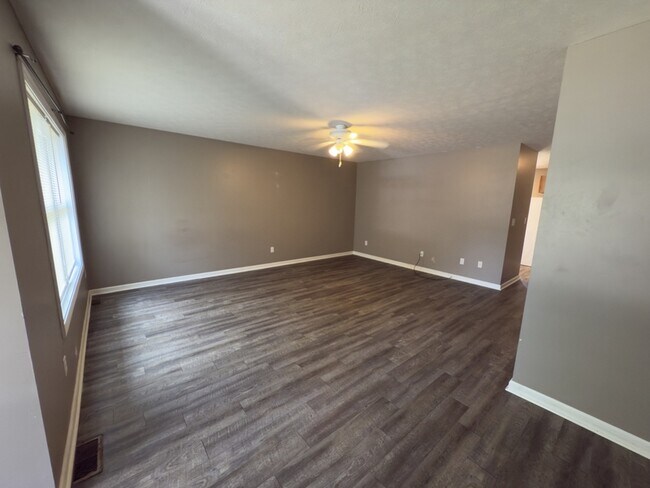 299 Brookside Pl in North Vernon, IN - Foto de edificio - Building Photo
