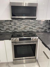 7030 SW 41st Pl in Davie, FL - Building Photo - Building Photo