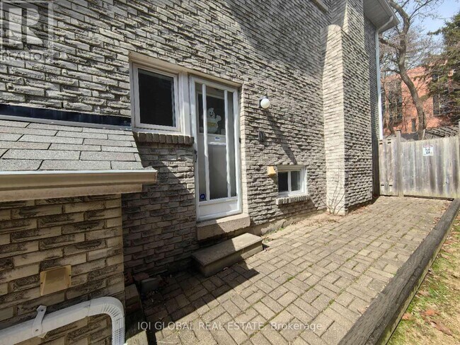 6 Equestrian Ct in Toronto, ON - Building Photo - Building Photo