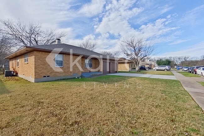 738 Willowood Ln in Lancaster, TX - Building Photo - Building Photo