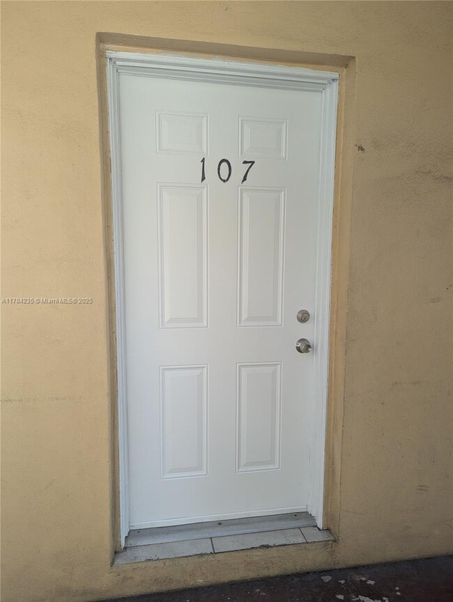31 SE 2nd Ave in Hallandale Beach, FL - Foto de edificio - Building Photo