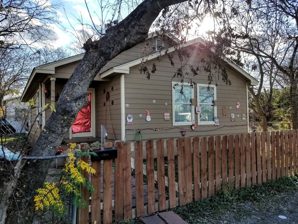 138 Orphan in San Antonio, TX - Building Photo