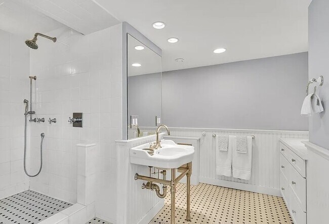 60 Longwood Ave, Unit 208 in Brookline, MA - Building Photo - Building Photo