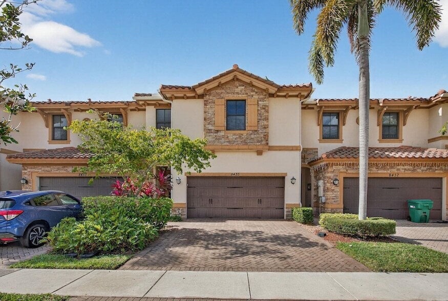 8435 Blue Cove Way in Parkland, FL - Building Photo