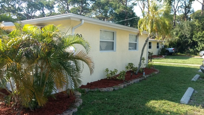 80-104 N Mango St in Englewood, FL - Building Photo - Building Photo