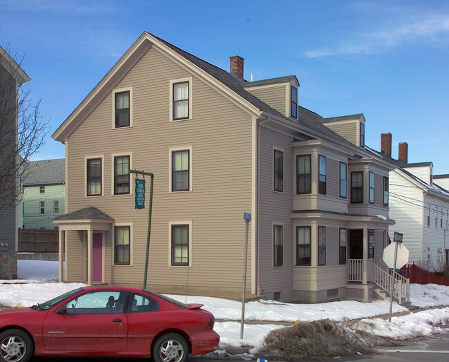 427 5th St in Fall River, MA - Foto de edificio - Building Photo