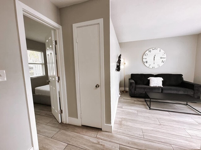 50 Davie Blvd, Unit SI FL1-ID1503926P in Fort Lauderdale, FL - Building Photo - Building Photo