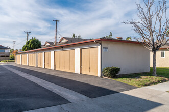 Holiday Harbor I Apartments in Anaheim, CA - Building Photo - Building Photo