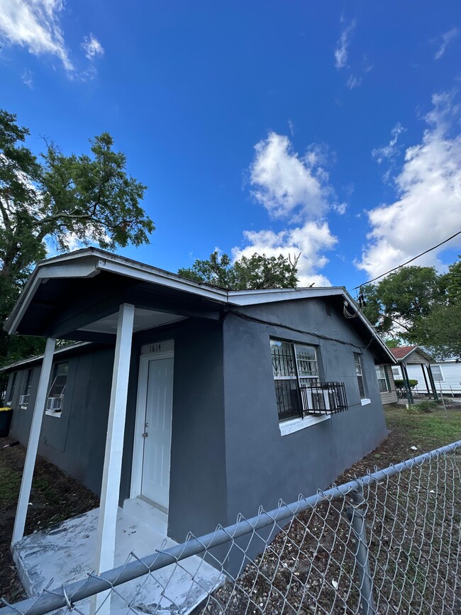 1614 W 3rd St in Jacksonville, FL - Foto de edificio - Building Photo