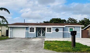 8561 Claridge Dr in Miramar, FL - Building Photo - Building Photo