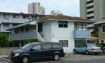 737 Mccully St in Honolulu, HI - Building Photo - Building Photo