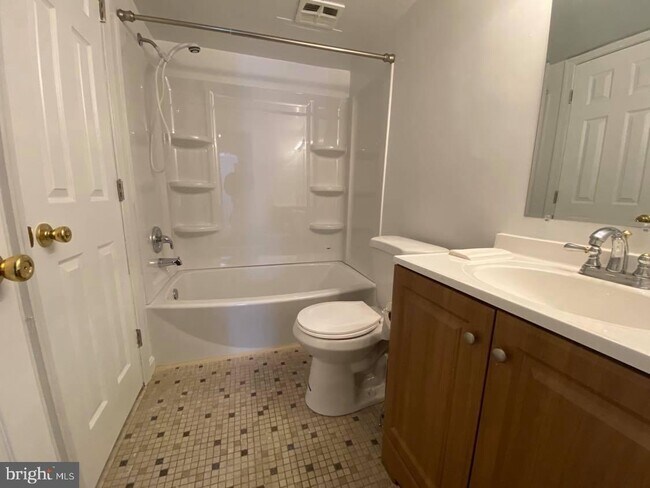 138 Duvall Ln-Unit -249-103 in Gaithersburg, MD - Building Photo - Building Photo