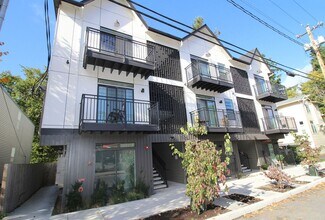 8417 SW 24th Ave, Unit 207 in Portland, OR - Building Photo - Building Photo