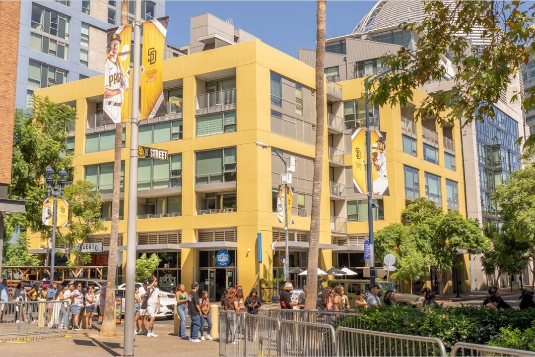 ICON in San Diego, CA - Foto de edificio