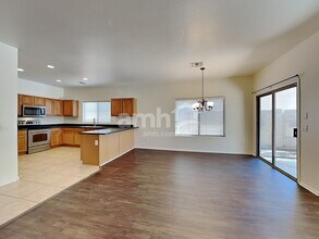 10121 W Luxton Ln in Tolleson, AZ - Foto de edificio - Building Photo