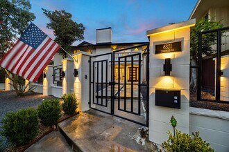 6321 Deerwood Rd in Houston, TX - Building Photo - Building Photo