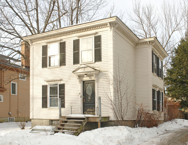 18 Melville St in Augusta, ME - Foto de edificio - Building Photo