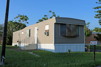 Pickwick Mobile Home Park in Greenacres, FL - Building Photo - Building Photo