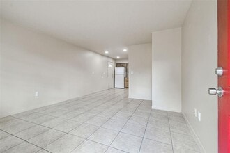 923 E Lotus Ave in Tampa, FL - Building Photo - Building Photo