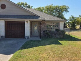 145 N Meadows Dr in Granbury, TX - Building Photo
