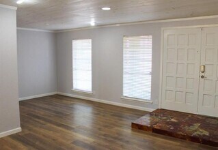 1507 Pine Knoll Dr in Austin, TX - Foto de edificio - Building Photo