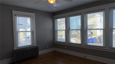 56 Waltham St in Pawtucket, RI - Foto de edificio - Building Photo