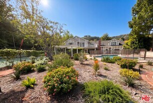 21663 Ulmus Dr in Woodland Hills, CA - Building Photo