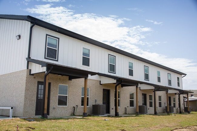 7656 Anchor Dr in Port Arthur, TX - Foto de edificio - Building Photo