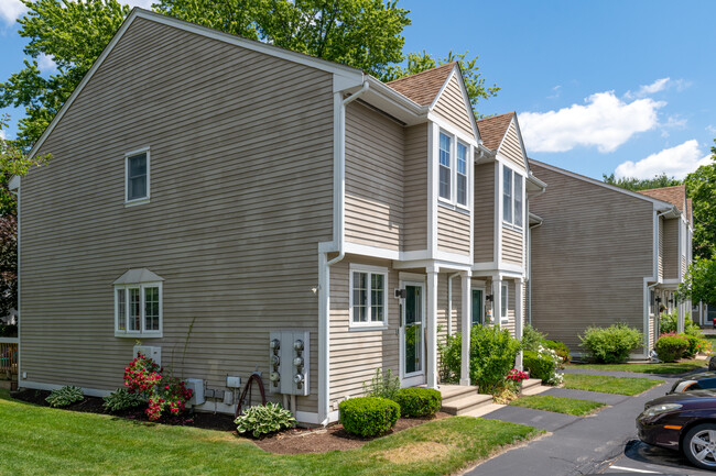 Bowen Court in Riverside, RI - Foto de edificio - Building Photo