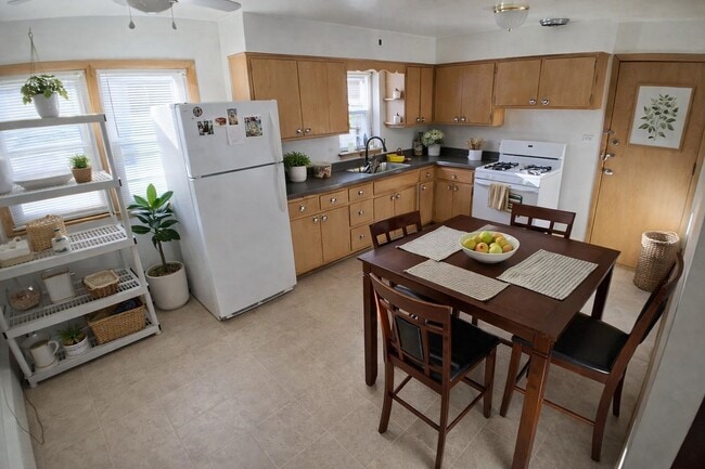 5821 W Montrose Ave, Unit 2R