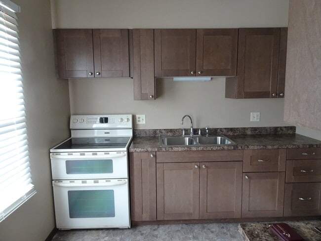 404 Plaza Heights Rd, Unit 4 plex in Marshalltown