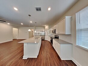 6301 Emerald Hls Wy in Wesley Chapel, FL - Foto de edificio - Building Photo