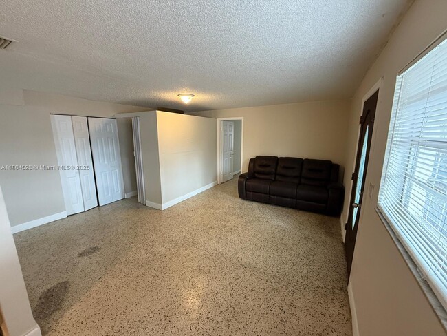 3091 NW 30th St in Miami, FL - Building Photo - Building Photo