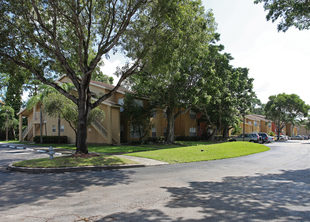 Ponte Verde At Palm Beach Lakes in West Palm Beach, FL - Building Photo