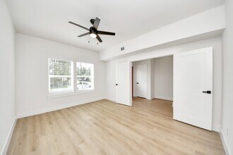 1316 W Willis St in Alvin, TX - Building Photo - Building Photo