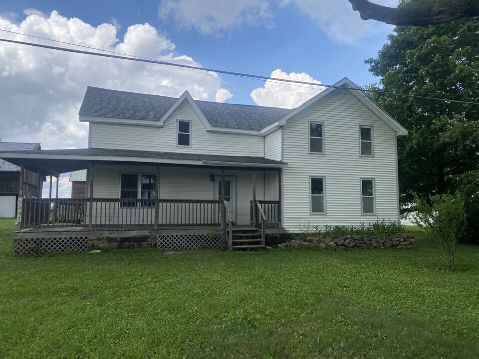 1941 E River Rd in Mt. Pleasant, MI - Building Photo