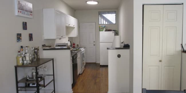 property at 724 W Roscoe St
