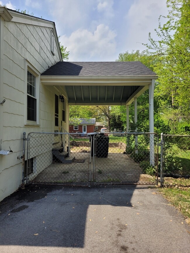 8011 Greenway Dr in Louisville, KY - Building Photo - Building Photo