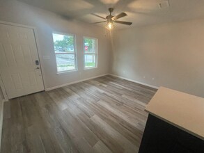 407 E Houston St in Giddings, TX - Building Photo - Building Photo