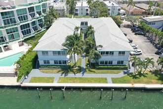 1990 Bay Dr in Miami Beach, FL - Foto de edificio - Building Photo