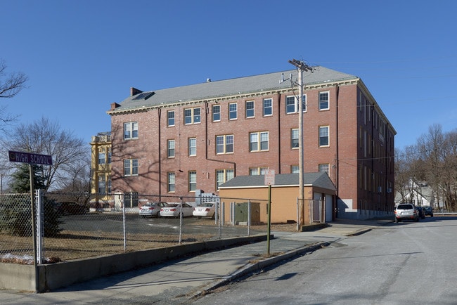 St. Francis House in Woonsocket, RI - Foto de edificio - Building Photo