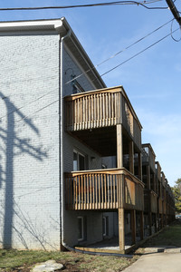 Clay Villa in Lexington, KY - Foto de edificio - Building Photo