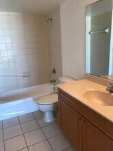 900 SW 8th St, Unit 806 in Miami, FL - Building Photo - Building Photo