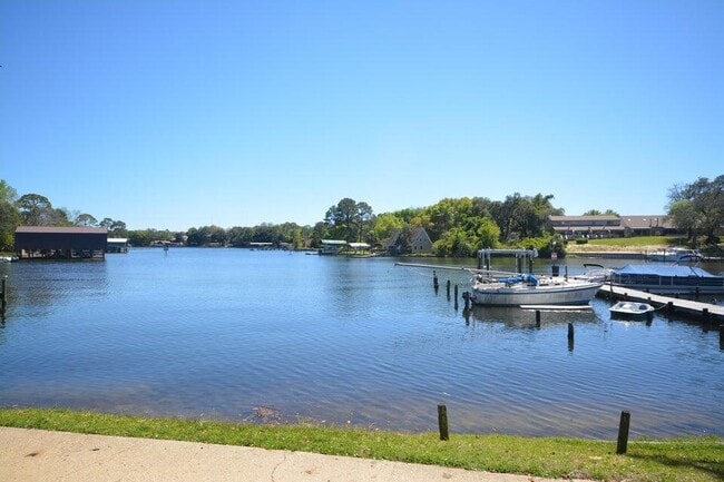 210 Pelham Rd in Fort Walton Beach, FL - Foto de edificio - Building Photo