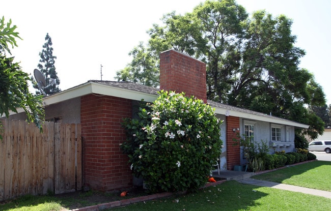 1198 S Belhaven St in Anaheim, CA - Foto de edificio - Building Photo