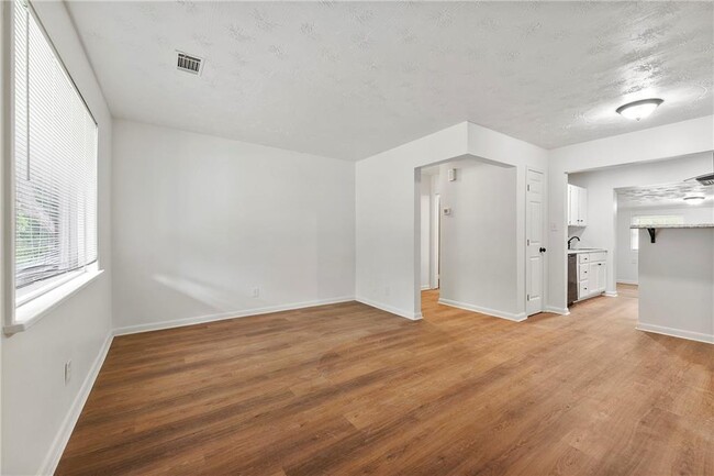 5340 Lee Cir in Forest Park, GA - Building Photo - Building Photo
