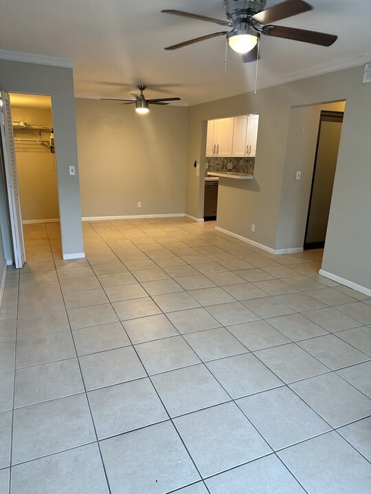 160 Cypress Club Dr, Unit 605 in Pompano Beach, FL - Foto de edificio