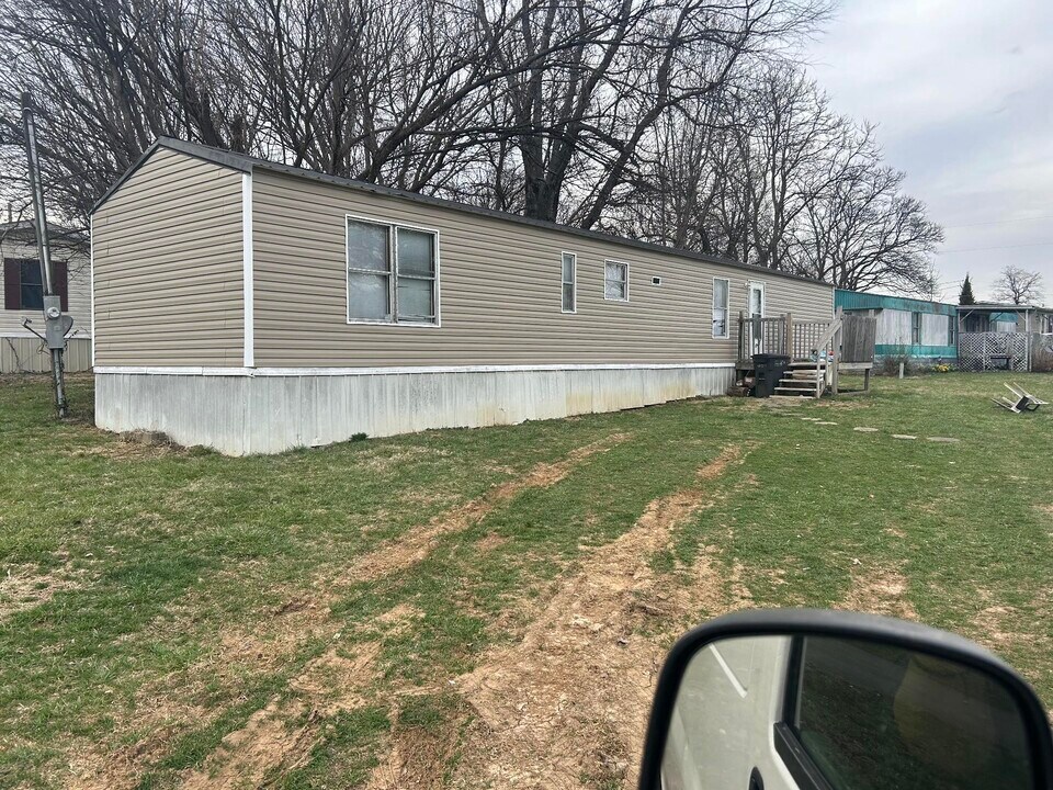 230 Stinson Dr in Bardstown, KY - Building Photo
