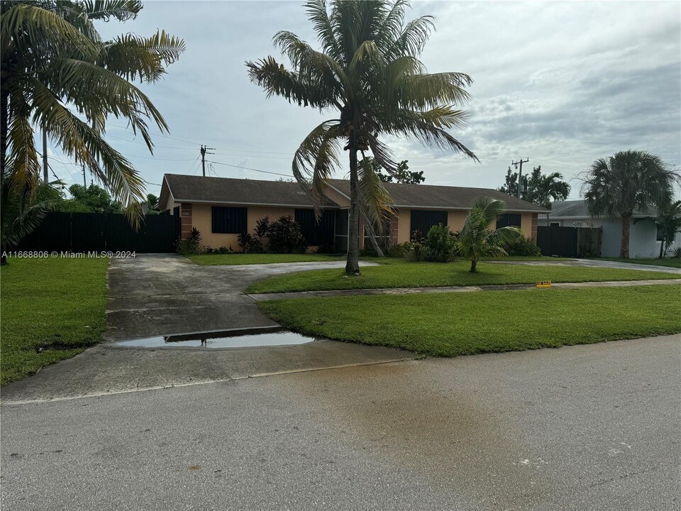 4020 Kent Ave-Unit -B in Lake Worth, FL - Building Photo